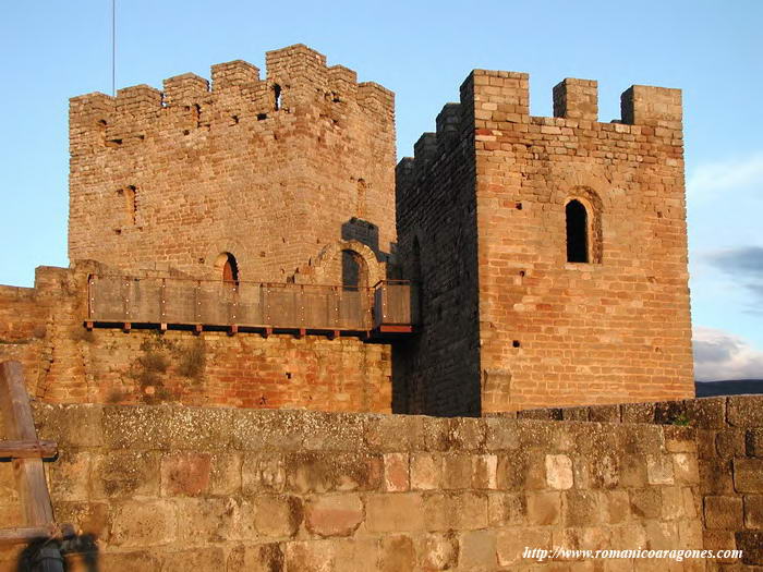 TORRES ELEVÁNDOSE SOBRE EL PERFIL DEL CASTILLO